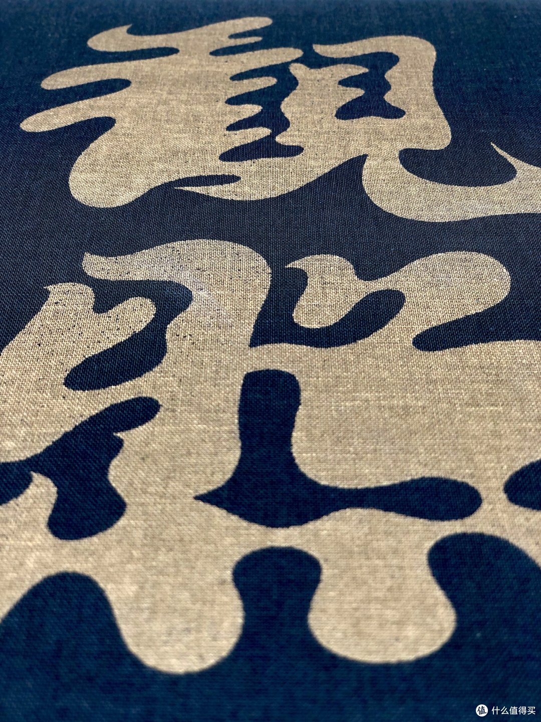 布面的肌理,摸上去有平静温和的触感