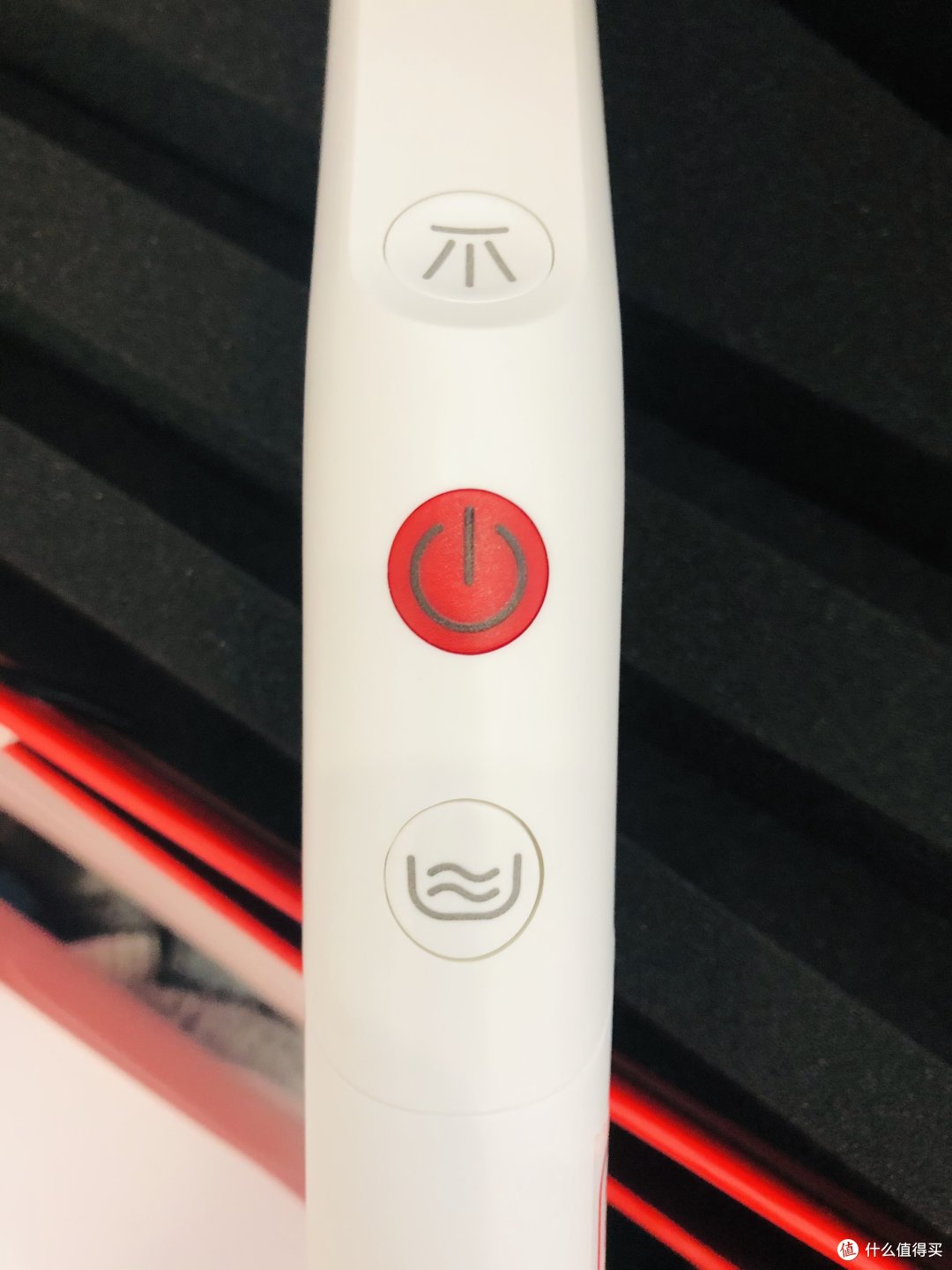 三个按钮,从上到下对应:喷水、开/关、清洗/脱水