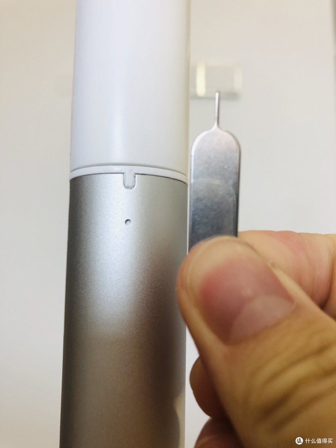 配了一个小小的卡针供我们拆卸
