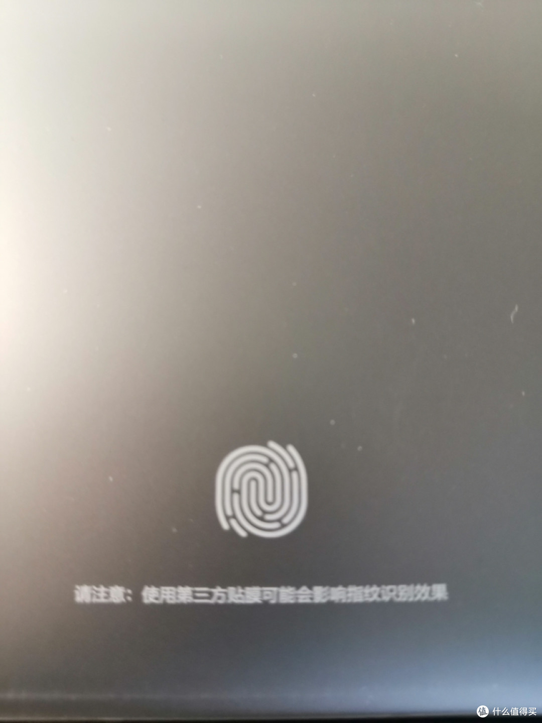 照片拍糊了，机器已经拆开就不从新拍了，这个就是说他已经贴过膜，但是使用钢化膜或者其他膜的话，会影响指纹