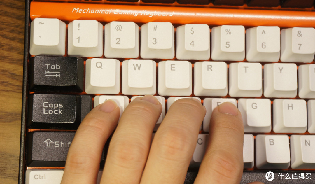 用我旧的键盘手指之间可以保证间隙