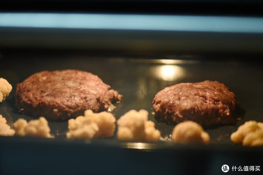 冰箱拿出来的肉饼解冻后，放烤箱烤20分钟，或者煎锅两面煎一下也行。我还炸了鸡块。