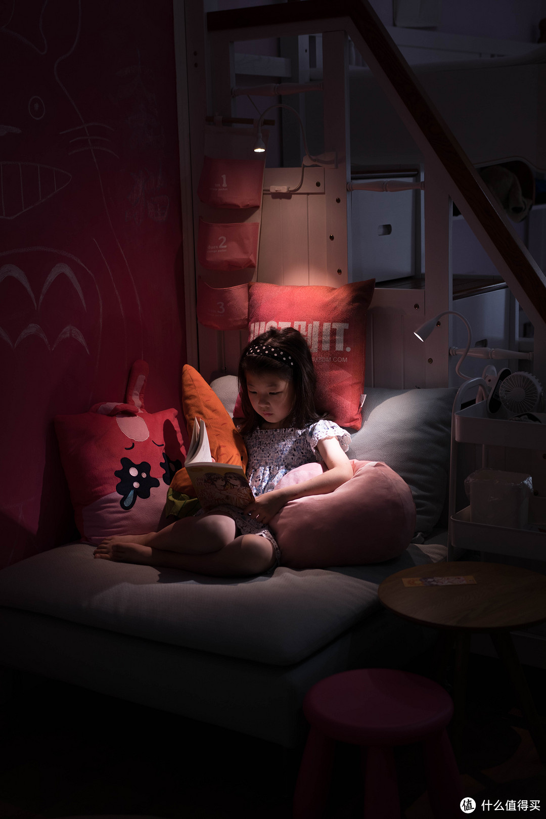 ↑睡觉前看一会书是很好的放松形式，女儿在黑板墙上画了龙猫，窝在读书角就感觉躺在龙猫身上一样