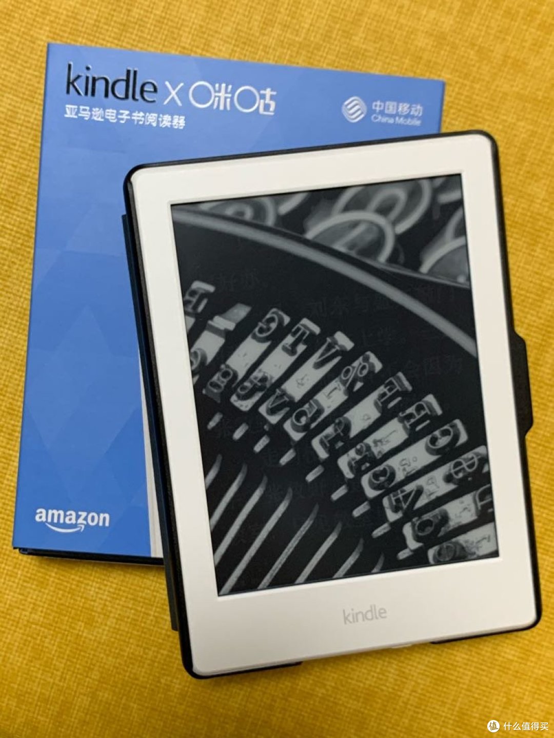 kindle造型比较方正，白色比较稀有，加价20在第三方店铺入手，减去618红包90元，加20外壳实付425元