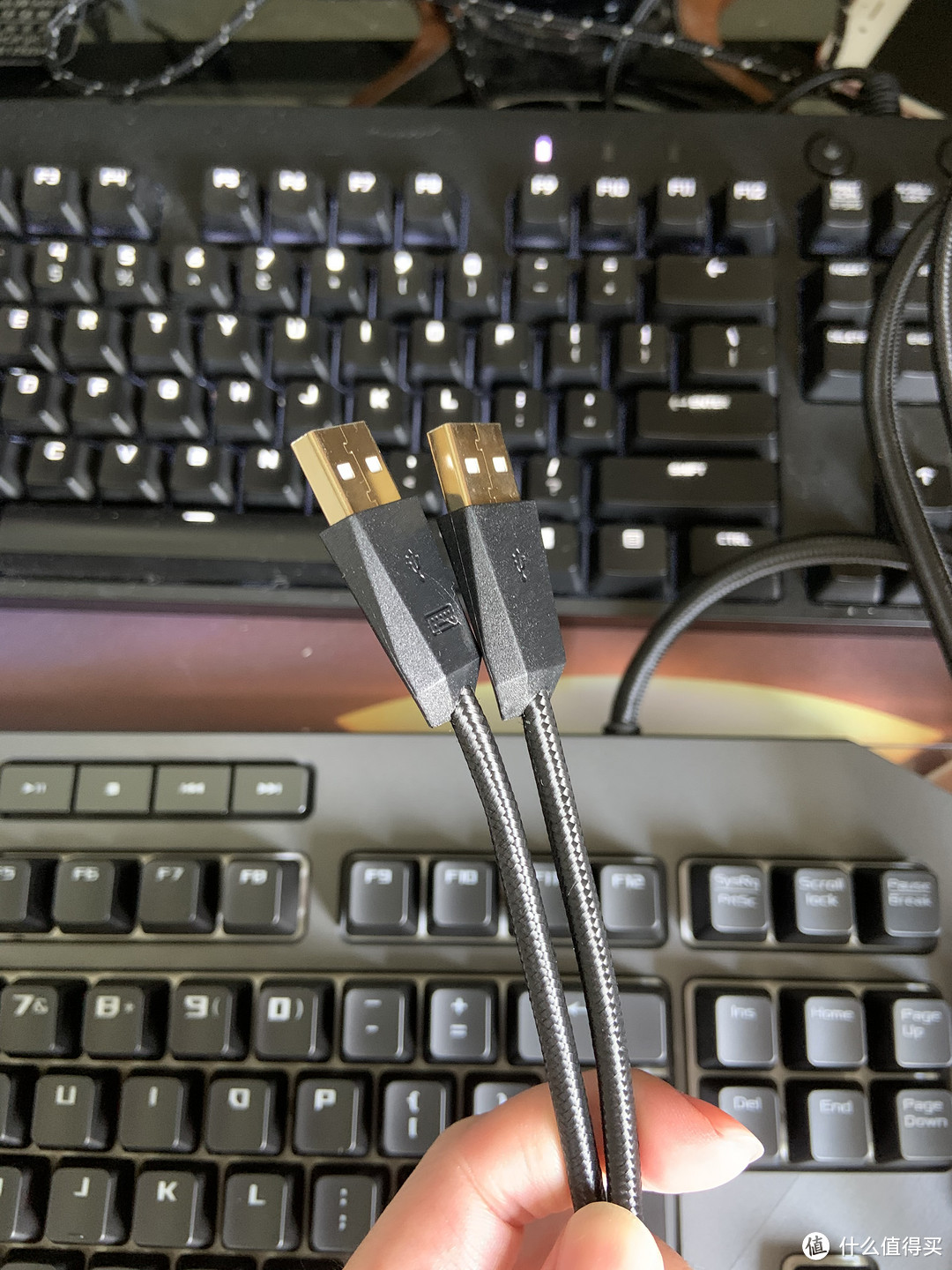 双USB插口，键盘上还有个USB口，可以接鼠标或优盘