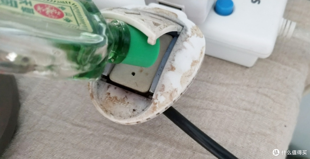 不好意思,蚊香器长期使用熏成这个颜色了 我应该擦擦,😓