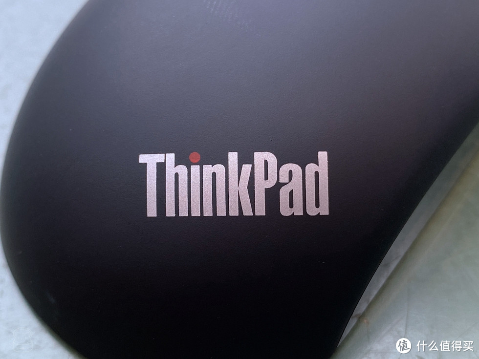 ↑ 鼠标上的ThinkPad标志
