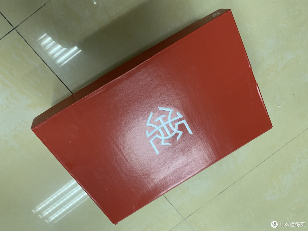 在某平台买的，外包装有点丑，直接晒里面的包装，打开包装的时候，红白配外壳还是有点惊艳到我了。