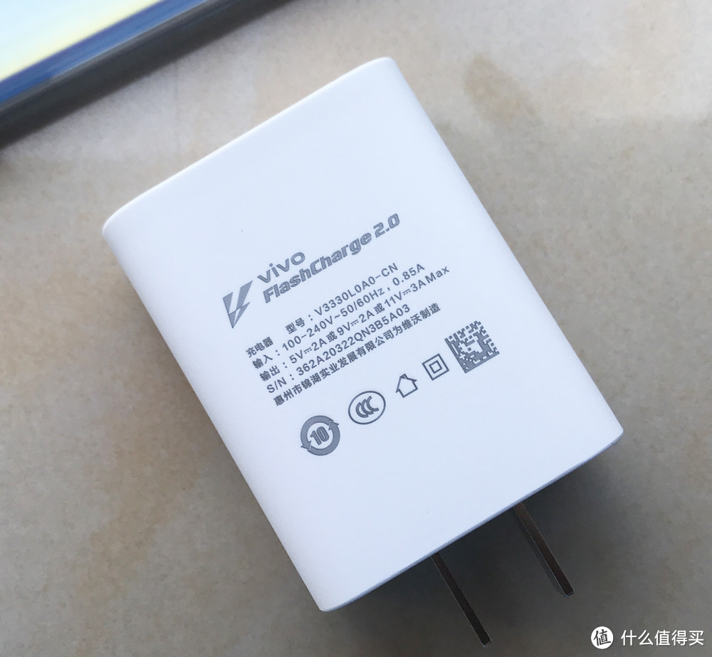 ▲ 随附的充电器采用了vivo的FlashCharge 2.0标准。