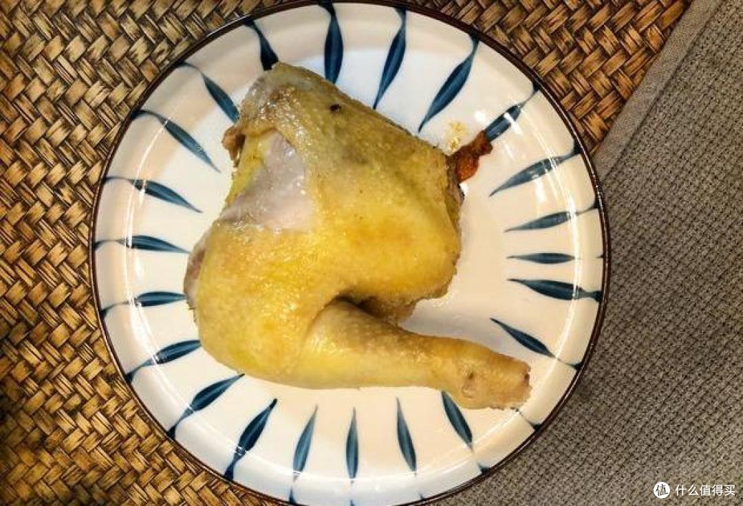 趁着端午假期，将鸡直接扔进电饭锅，不加一滴水，出锅鲜香可口