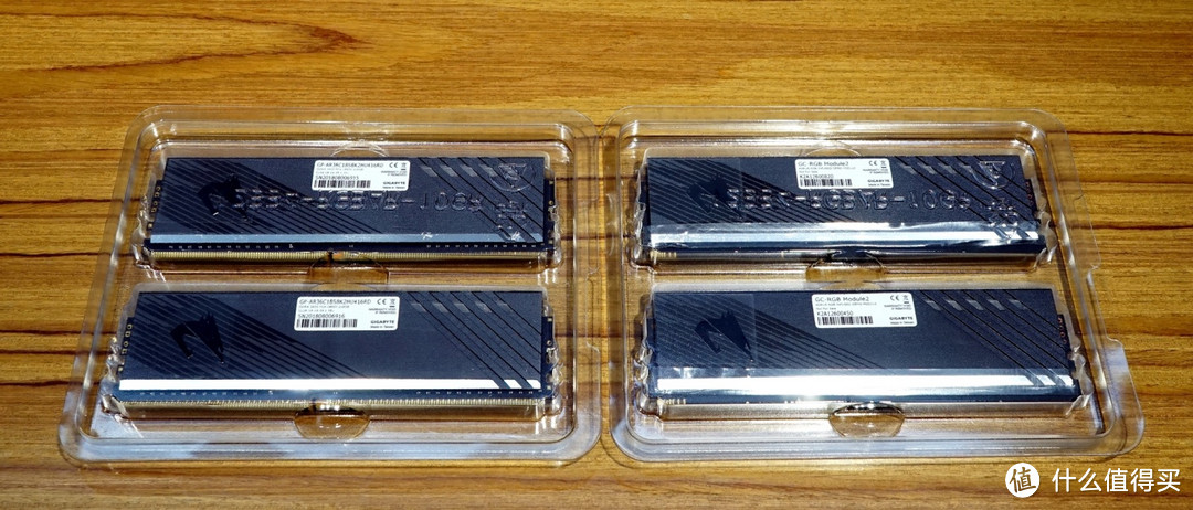 （左边是技嘉DDR4 3600 8GB×2内存，右边是两个“内存外形”RGB模块）