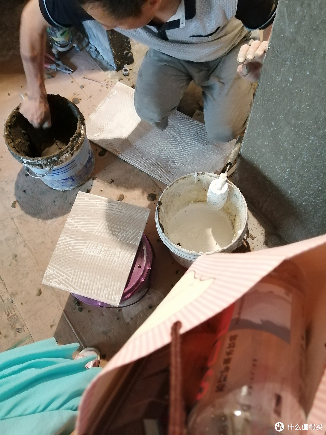 瓷砖先刷一层白色的胶,再抺水泥,再贴墙才贴得住