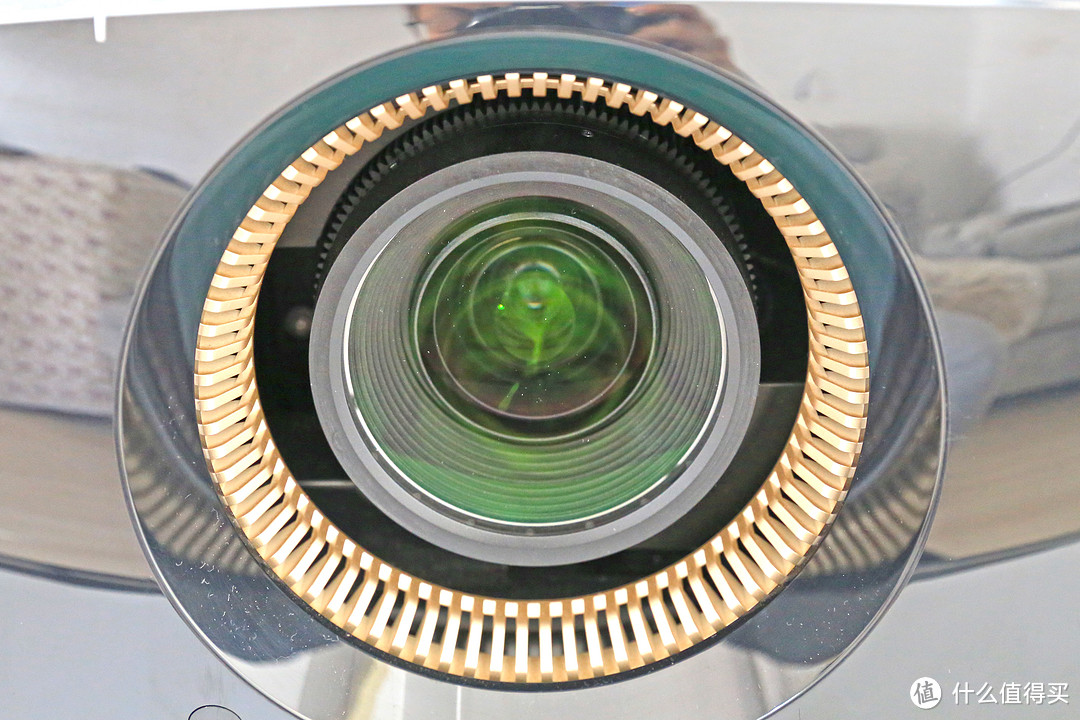 镜头镀膜是淡绿色的，我量了一下，镜片尺寸是80mm，镜头盖尺寸是92mm，镜头和一圈金色装饰圈之间有很大空隙，这里还是整台机器的散热的进风口