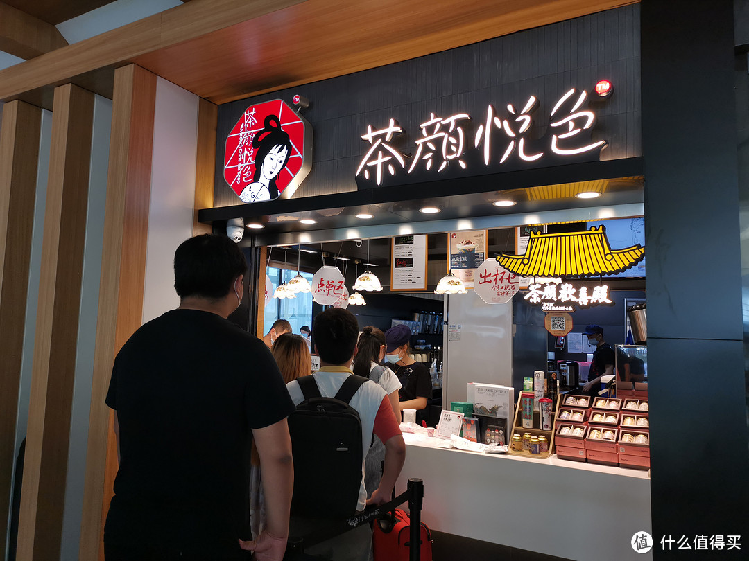 这是长沙南高铁店A区二楼的店，排队买中