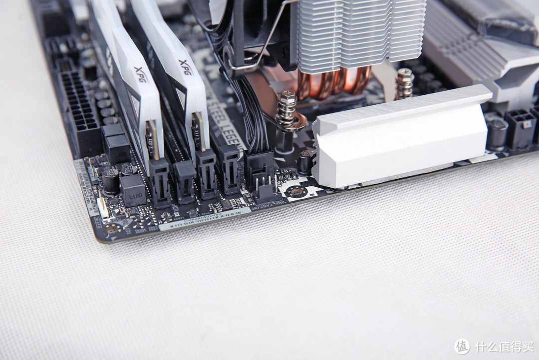 安装好最后4个弹簧螺丝,接上主板的cpu_fun,玄冰400双刃版就算做安装