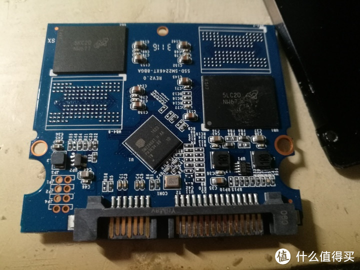固态硬盘是什么结构?MLC TLC固态硬盘拆机对比展示