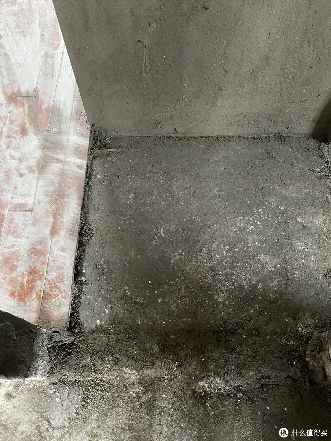 卫生间改门口处的地板部分拆旧，原先水泥处都是地板，现在做了切割拆除