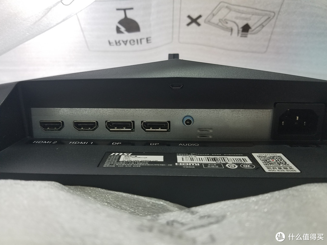 底部是接口，2个HDMI、2个DP、一个audio out、一个电源接口，还有一个小小的micro USB是信仰投射灯的接口
