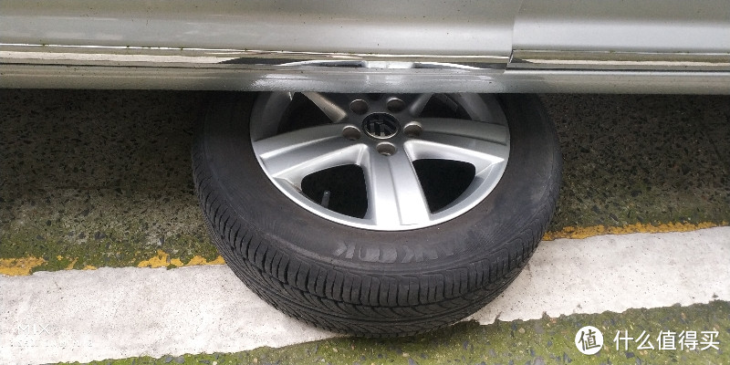 为了安全，一般都把轮胎放在中间车体位置。