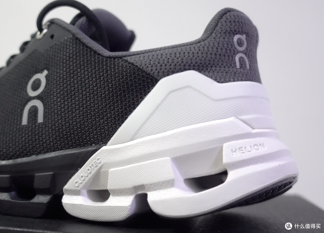 来自瑞士的精致做工on跑鞋cloudflyer30