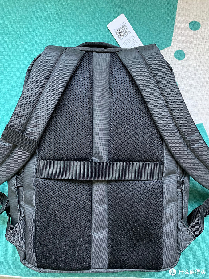 背包背面采用多层材质，最外层为透气网纱，里层柔软微弹棉质，保证了后背的散热还有舒适度，让您一路清爽。