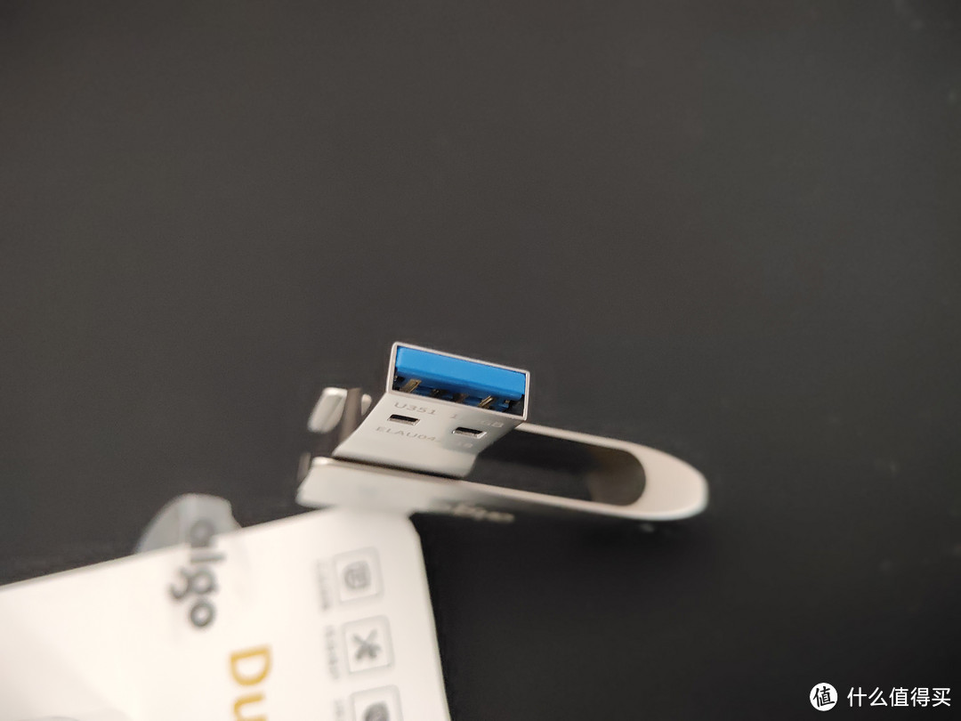 无论是产品包装，还是U盘本体，都没有发现该款U盘接口类型的标注，只这蓝色的USB type-A接口，显示其为USB3.1吧。大概爱国者也知道它的写入速度与USB3.1标称速度差太多吧。