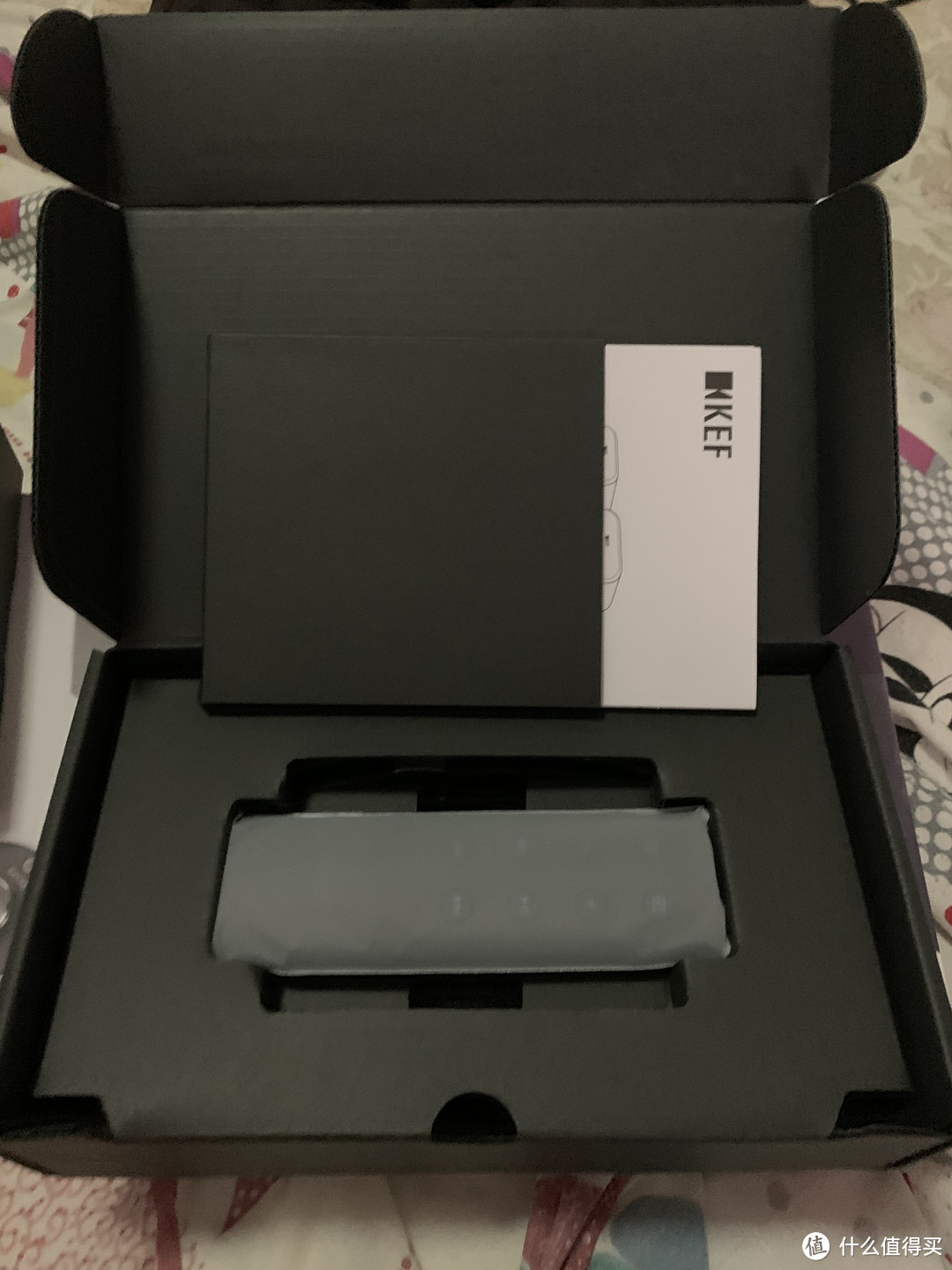 头一次买带遥控器的音箱,遥控器的磨砂质感略微粗糙