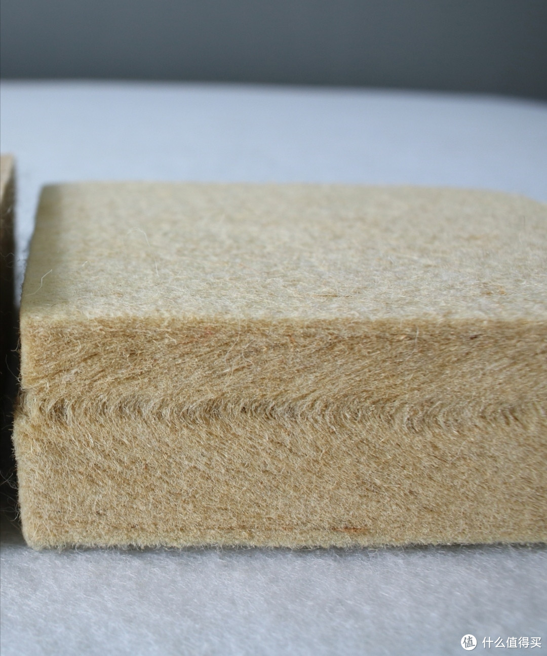 s形黄麻板 是高温压制的过程前端通过气流梳理,三维立体一次性成网