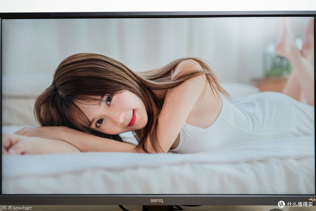 ​32寸+4K+HDR10，大屏搭配迷你主机搭建极简桌面