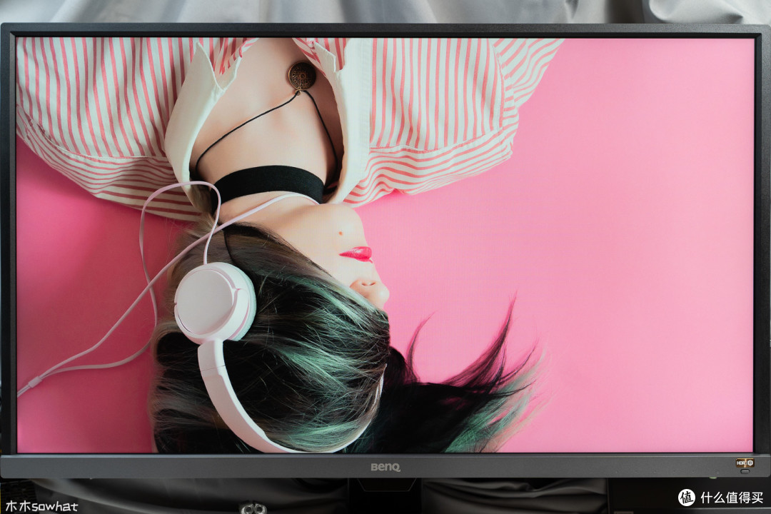 ​32寸+4K+HDR10，大屏搭配迷你主机搭建极简桌面
