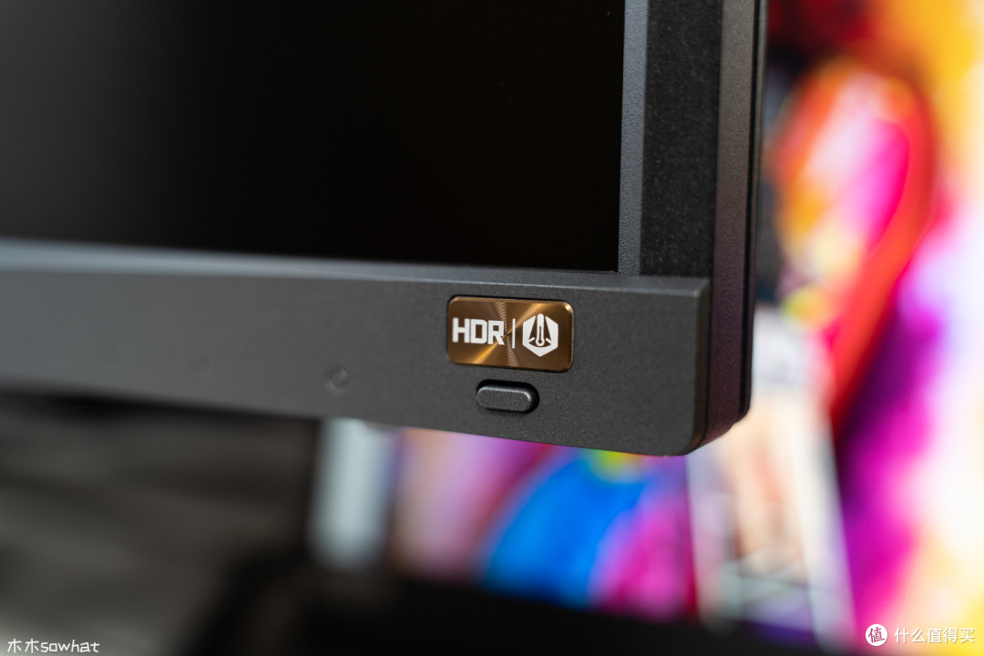 ​32寸+4K+HDR10，大屏搭配迷你主机搭建极简桌面