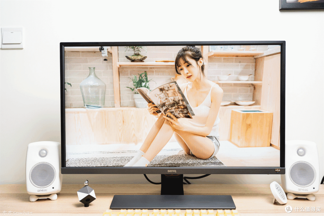 ​32寸+4K+HDR10，大屏搭配迷你主机搭建极简桌面