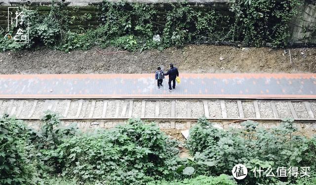 在大坪街道探险：穿越破旧的电视塔村，寻找被遗忘的山城地标