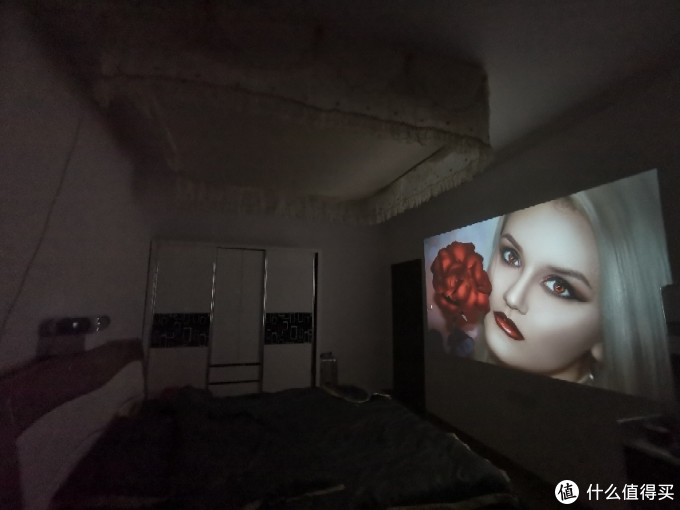 小房间大屏幕 躺着床上看电影