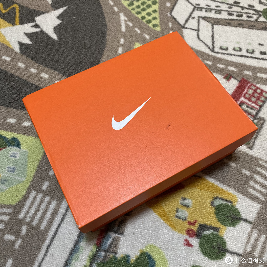 鸳鸯配色的Nike Team Hustle D 9 儿童篮球鞋