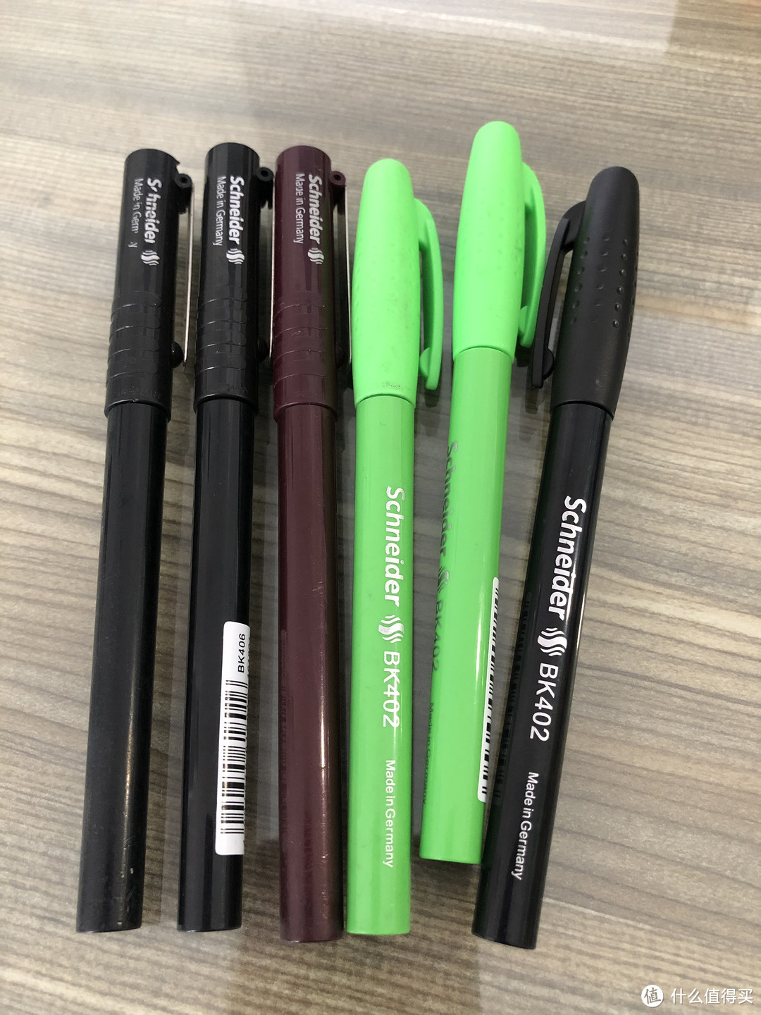 施耐德塑料钢笔型号：BK402，当然还有401，410等型号，价格都差不多20-30左右一支，孩子们书写不错，轻便，控制力好。