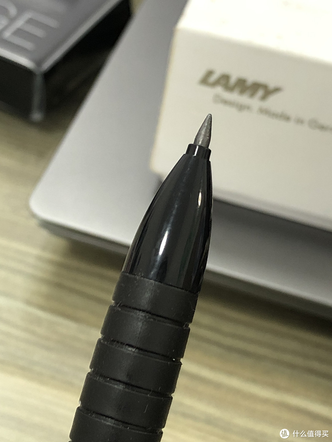 Faber-Castell的产品还有圆珠笔、钢笔，另外还有美术爱好者梦寐以求的遇水化色水溶性彩色铅笔。Faber-Castell还为这些产品生产专用的橡皮擦等。2000年，保时捷找到Faber-Castell，共同生产保时捷精品TEC-FLEX笔，笔杆采用编织方法，可伸缩，成为时尚男士的新宠。