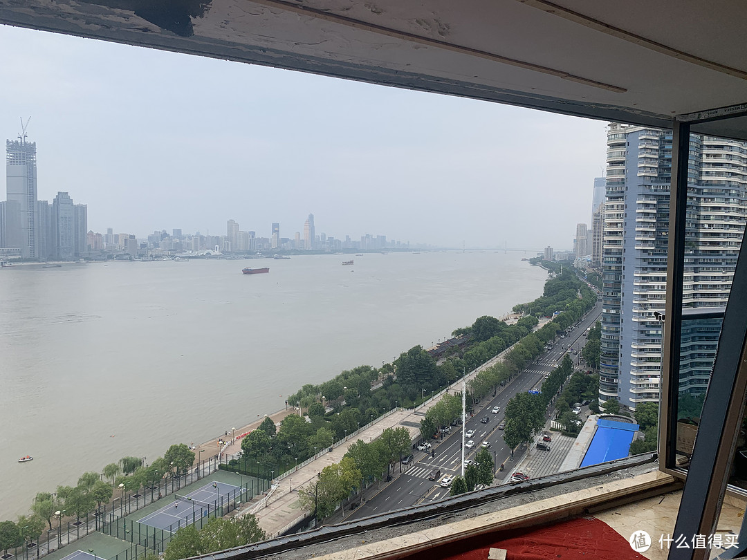 一线江景还是不错的,朋友家正在落地窗,大手笔啊!