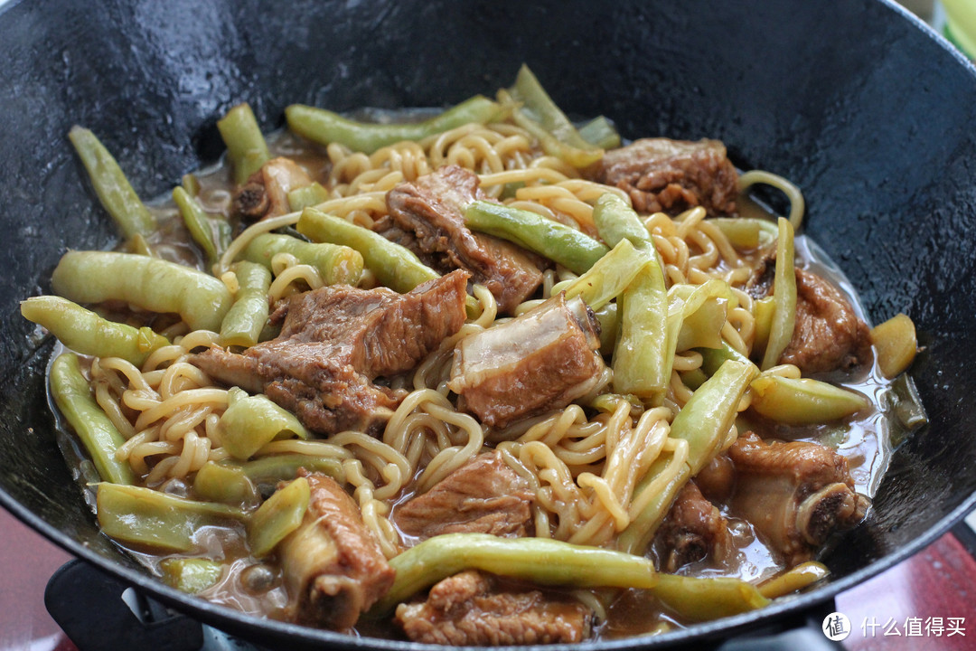 北方人夏天就认这面食，有肉有菜一锅出，健康营养比炸酱面还好吃