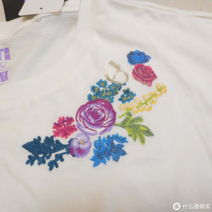 优衣库尾单系列(四)怀旧复古而又绚丽奢华的安娜苏刺绣T恤