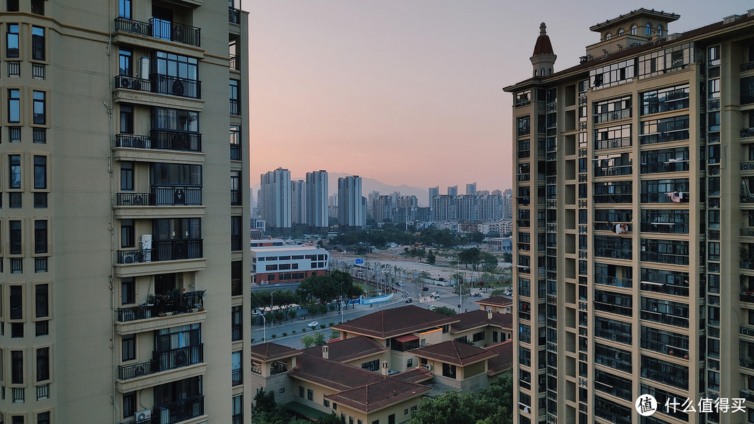 夕阳将落未落，正是摄影的黄金时间，光线柔和而有质感