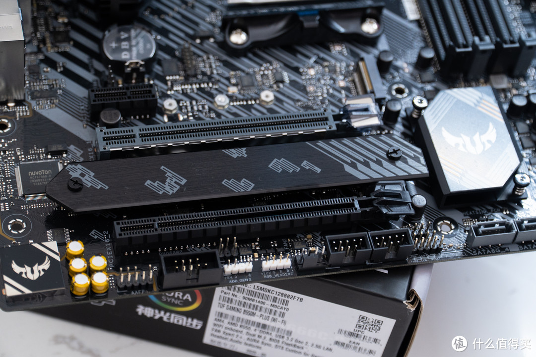NVME M.2接口支持PCIe 3.0 x4接口带有一个散热片，很玄学为什么不优先4.0的接口。