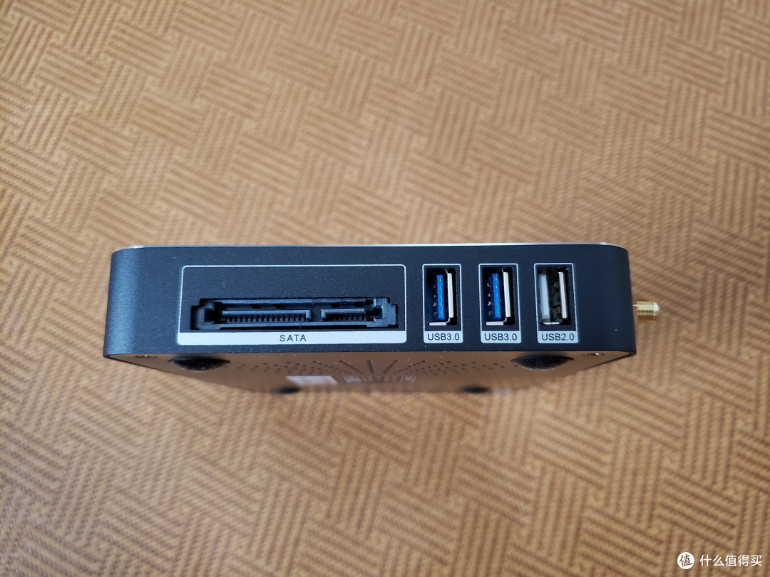 机器侧面的SATA接口和3个USB接口，其中有2个是USB3.0的