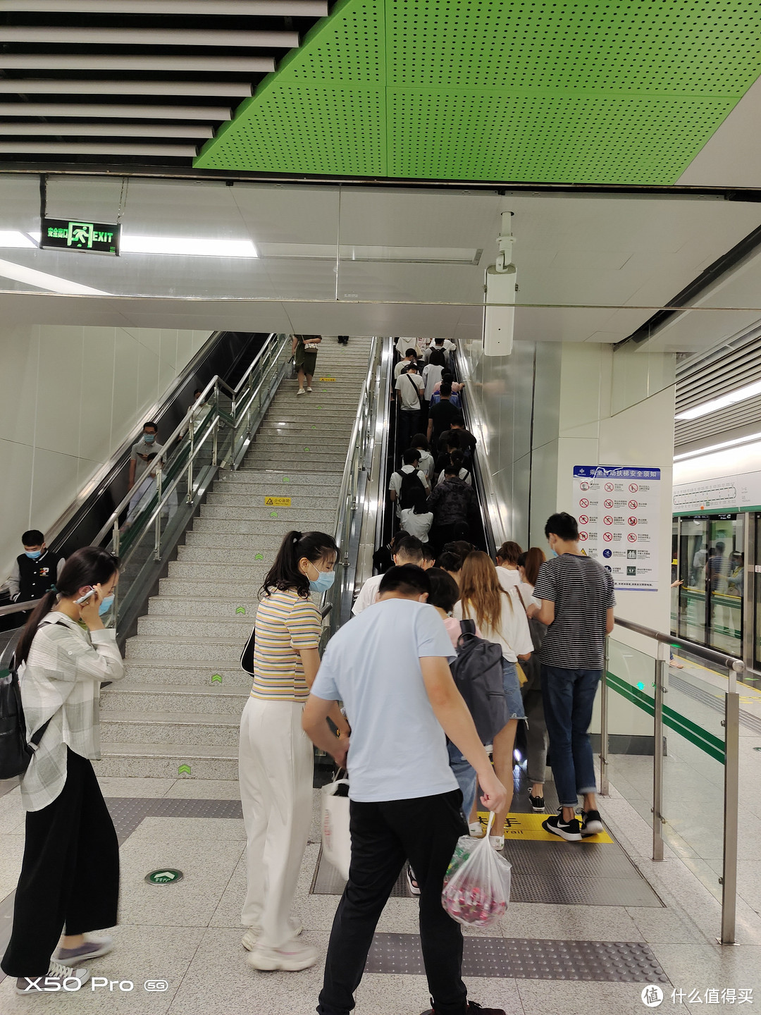 光圈f/1.6、曝光时间:1/50s、ISO203