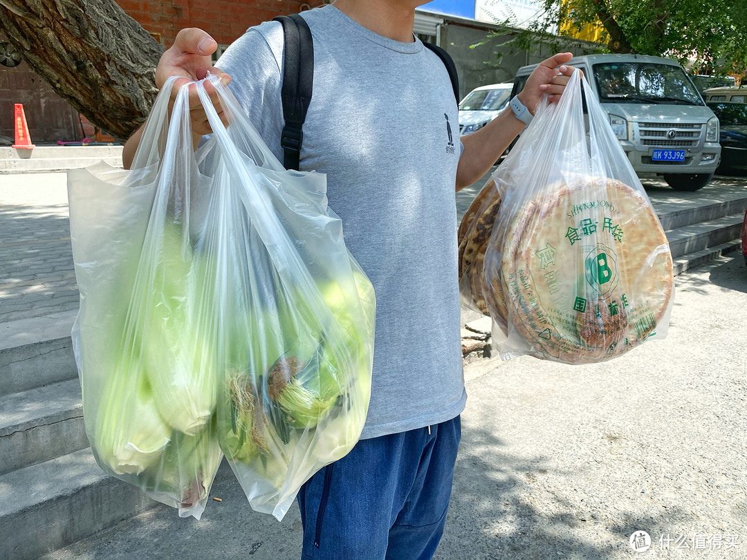 农贸市场跟我们普通市场一样，倒是街边的小摊贩，食材新鲜，物美价廉，来10根玉米10个大囊带回上海