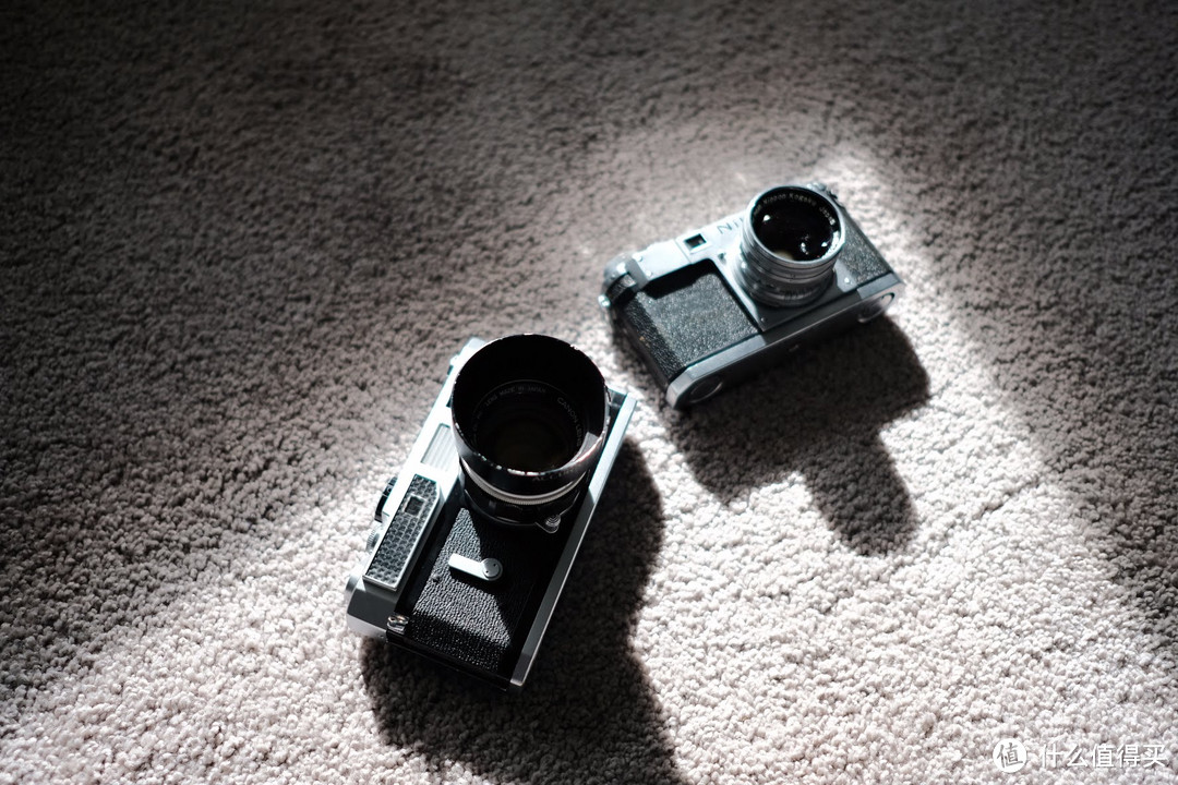 与Nikon S合影，N大哥布艺快门幕帘漏光送修了。也许是意识到了布艺的快门幕帘比较娇气，Nikon也在不久之后的Nikon SP上使用了经典的钛合金快门幕帘。