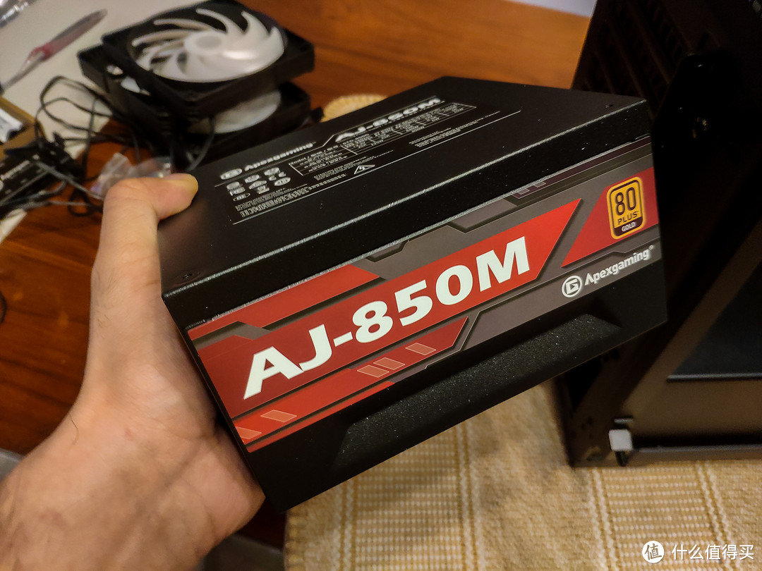 电源是艾派电竞目前的中高端产品：AJ850M——全日系+10年保+额定850W+80Plus金牌全模组电源