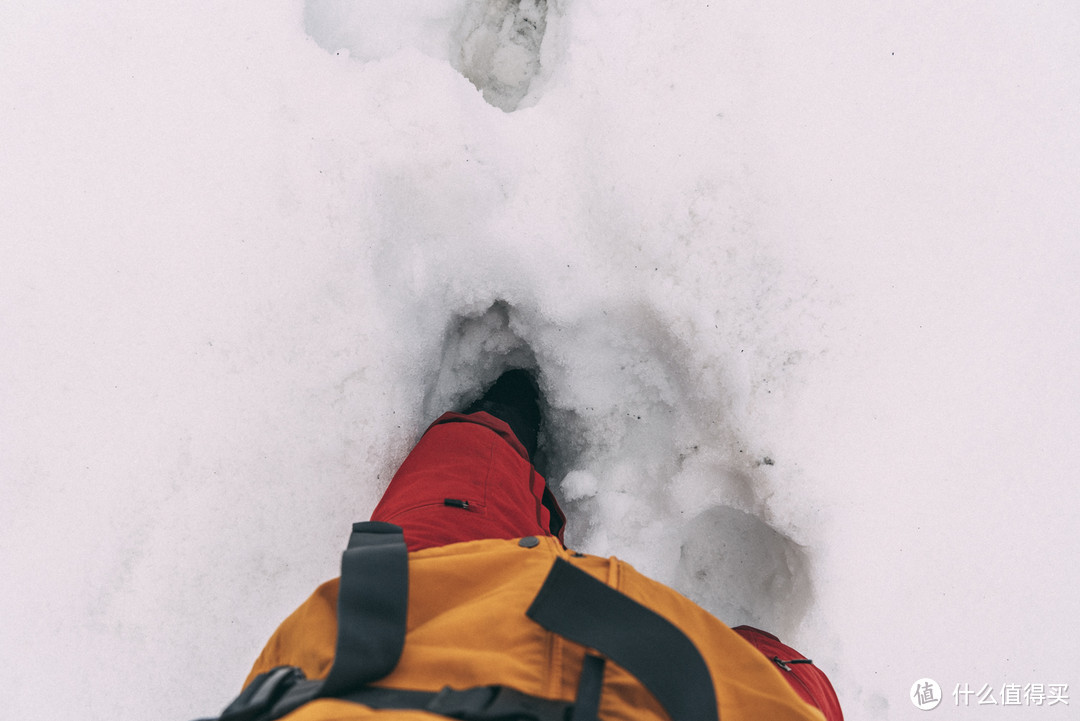 踏着过膝深的积雪开始下坡