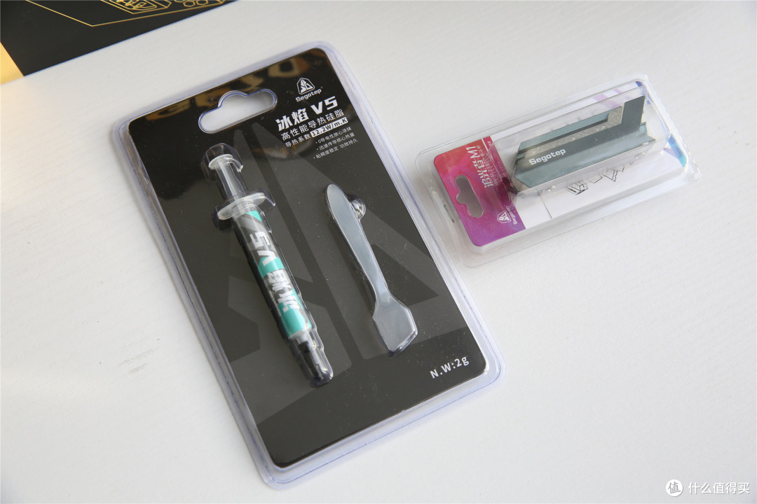 附赠的硅脂和M.2散热片
