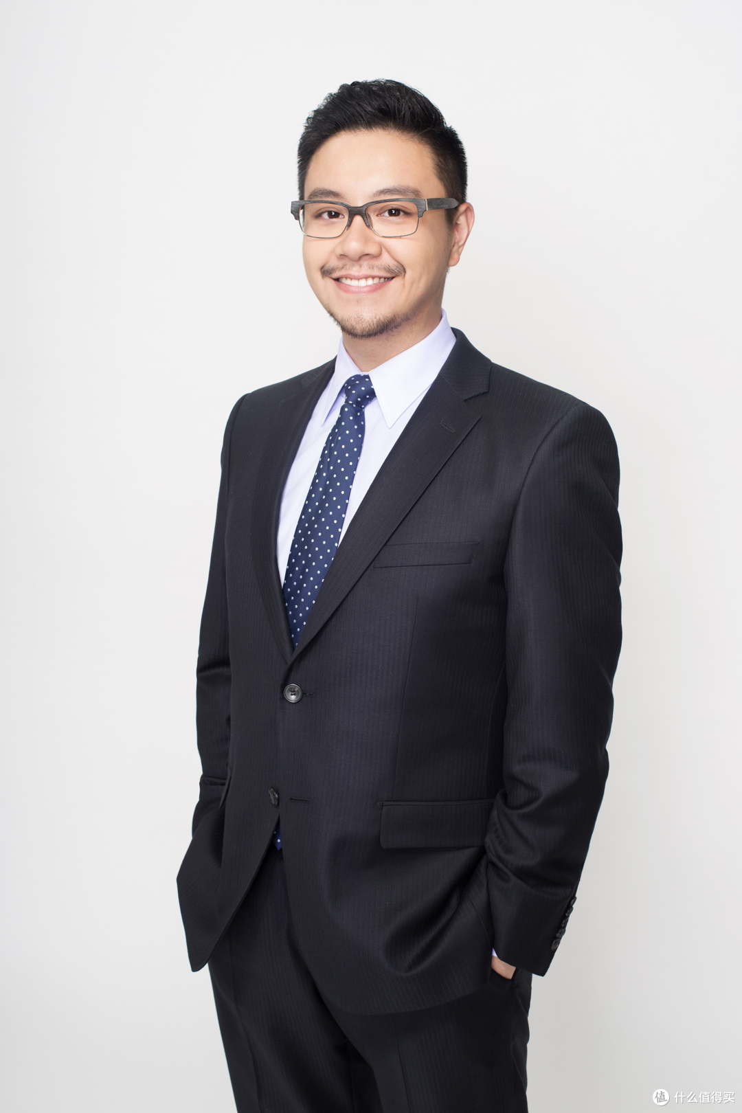 2015年的半身履历照,拍摄于小象馆